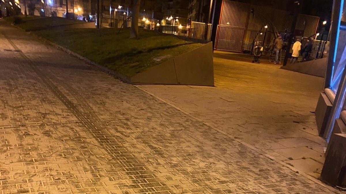 Varios vándalos robaron los extintores de un garaje y los descargaron por toda la plaza de Venerables. ECB