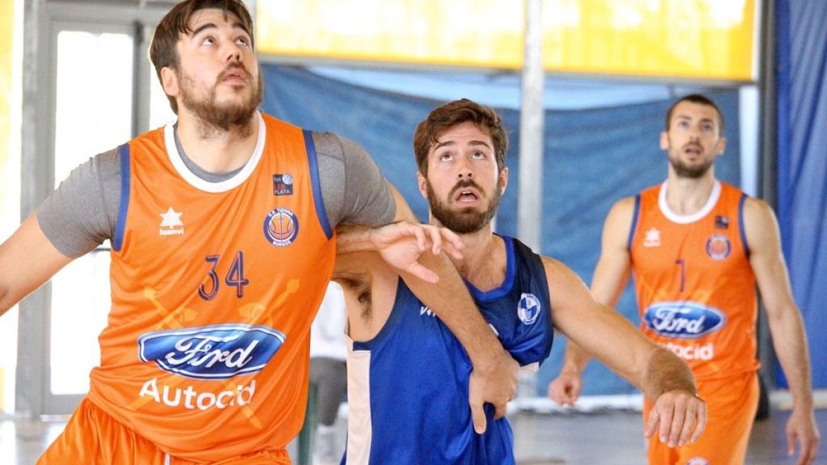 Román gana la posición en la lucha por el rebote en el partido disputado ayer en Marbella.-TWITTER / @CBMARBELLA1