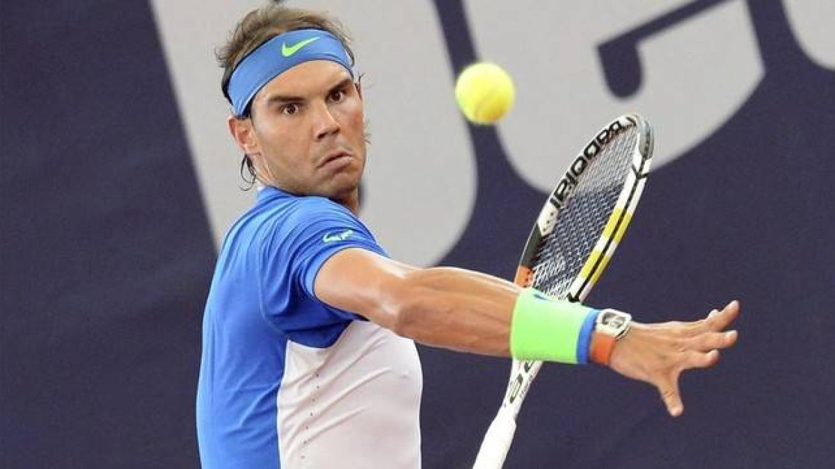 Rafael Nadal devuelve una bola a Fernando Verdasco durante el partido de primera ronda del torneo de Hamburgo-Foto: EFE/ DANIEL BOCKWOLDT