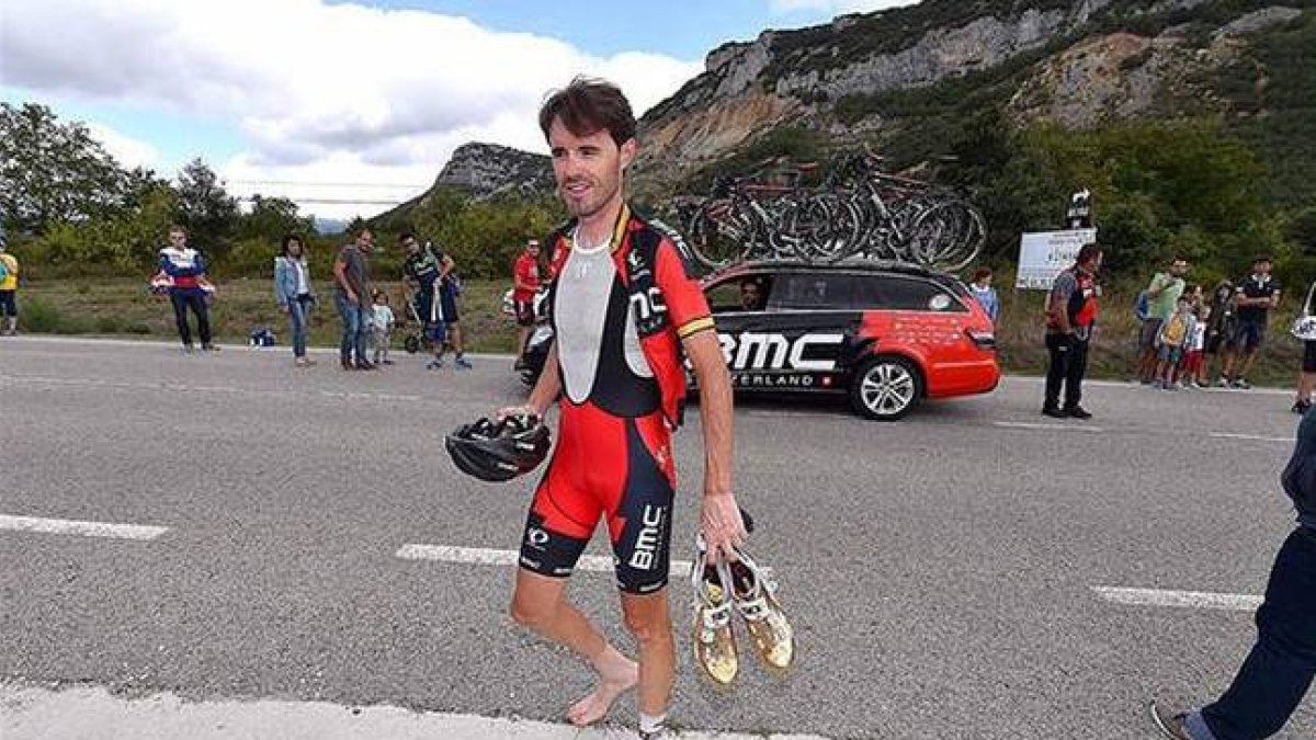 Samuel Sánchez, con el pie al aire, se retira en los primeros kilómetros de la etapa debido a la infección de una uña.-
