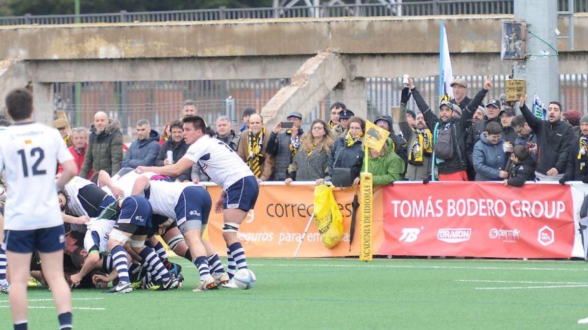 La afición local disfrutó de una nueva victoria de su equipo.-ISRAEL L. MURILLO