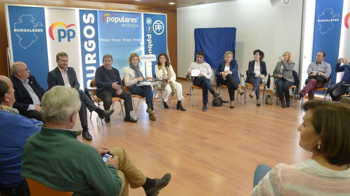 Tejerina (centro) mantuvo un encuentro con compañeros de partido y con profesionales del sector agrario.-I. L. M.