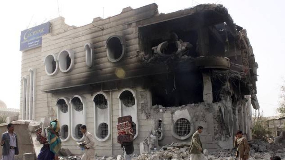 Edificio del Banco de Yemen tras un ataque aéreo.-Foto: REUTERS