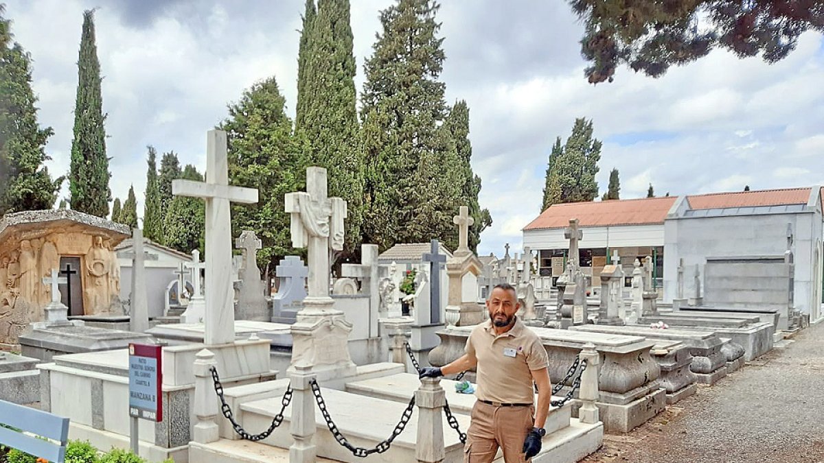 Fortunato, operario en el cementerio de León.