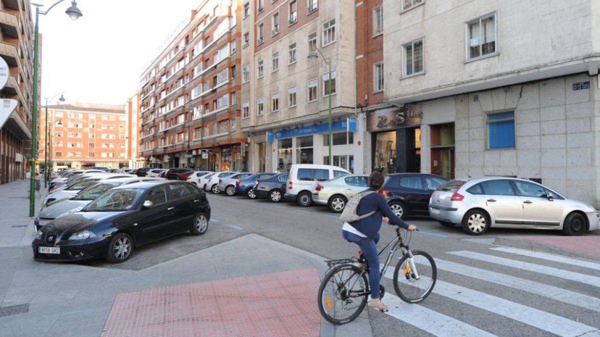 La calle Julio Saez de la Hoya, considerado falangista, es una de las calles recogidas en el informe de los expertos.-ISRAEL L. MURILLO