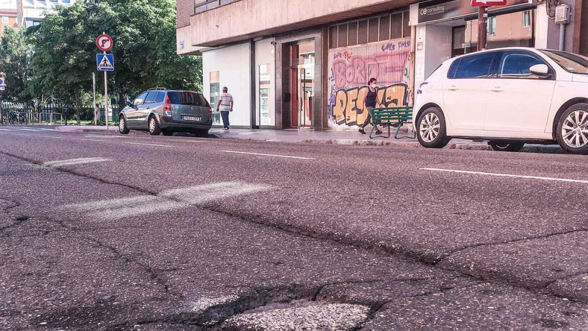 Un bache en una vía urbana de la capital burgalesa. ISRAEL L. MURILLO
