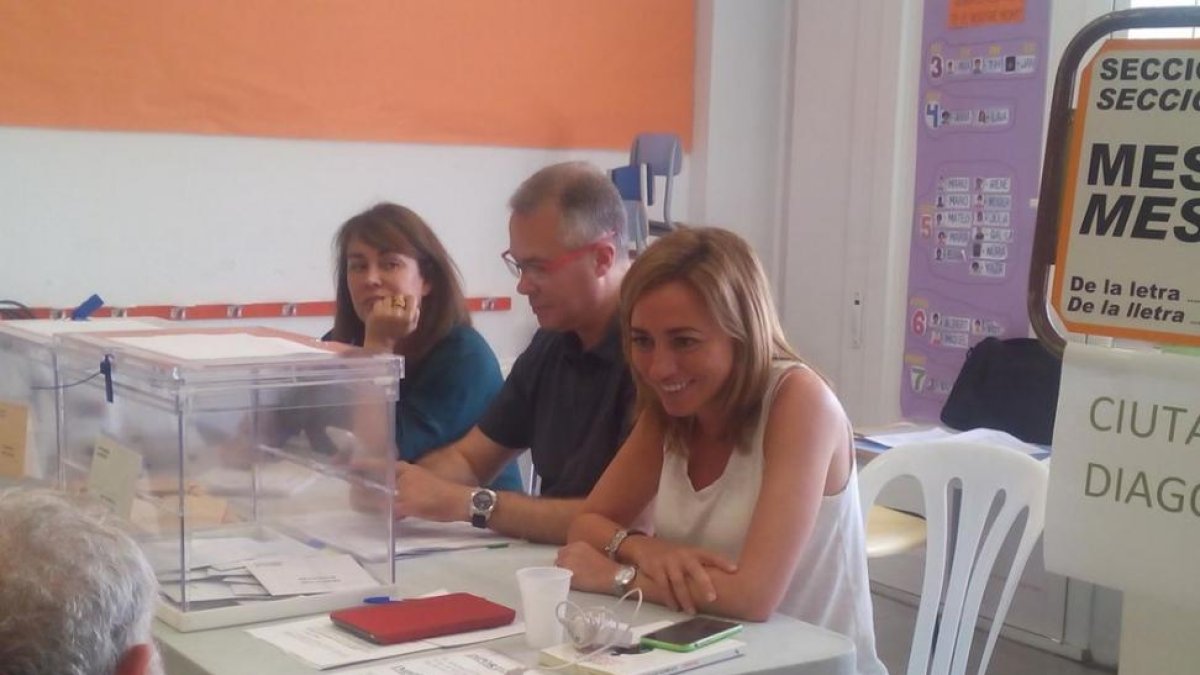 Carme Chacón ejerciendo de vocal en un colegio de Esplugues.-TWITTER / AMADEU IGLESIAS