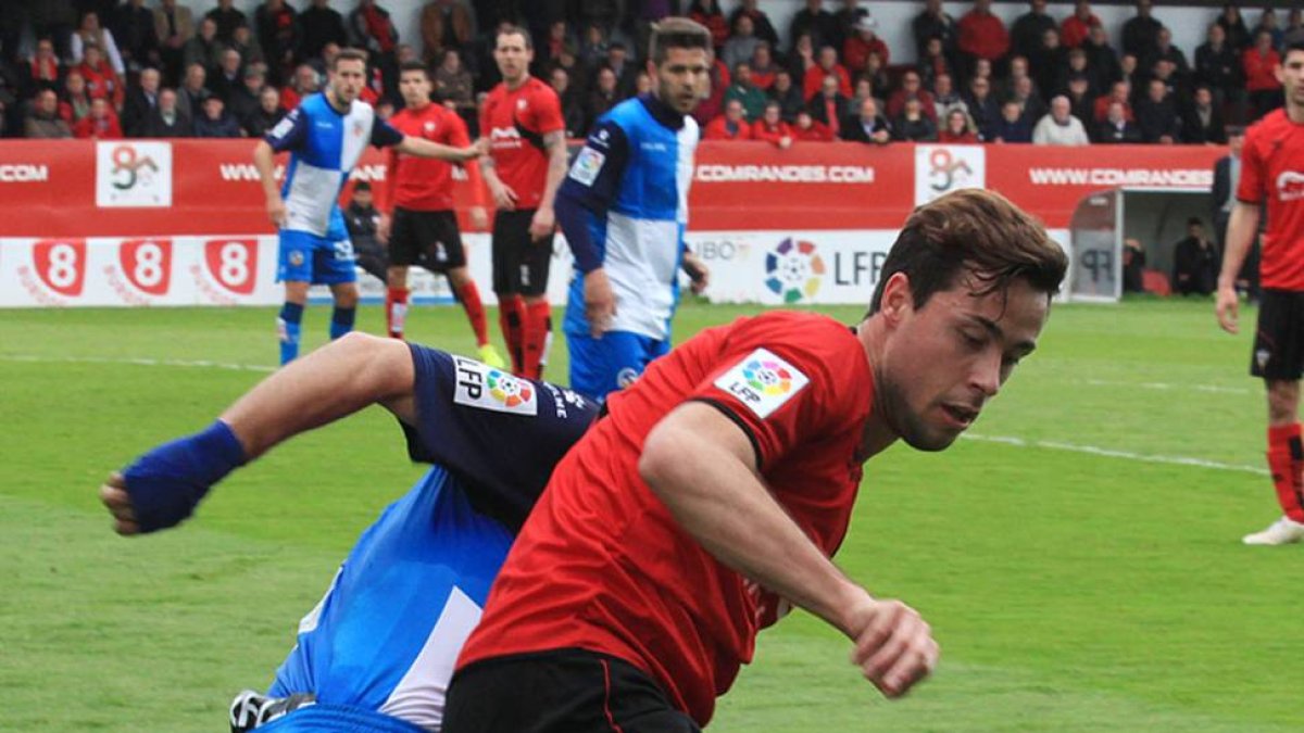 Pedro Martín protege un balón en el choque ante el Sabadell.-ALFONSO G. MARDONES