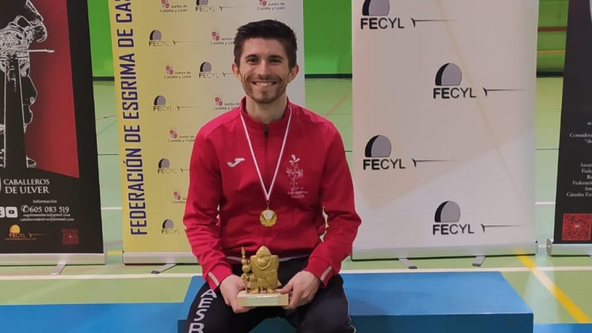 El tirador burgalés posa con su trofeo en Ponferrada. SAESBU