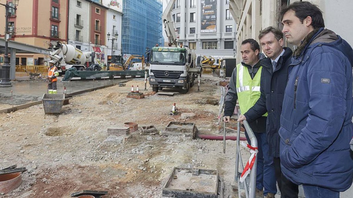 El alcalde, Javier Lacalle, observa la demolición del clínker junto a Jorge Berzosa, concejal de Obras.-SANTI OTERO