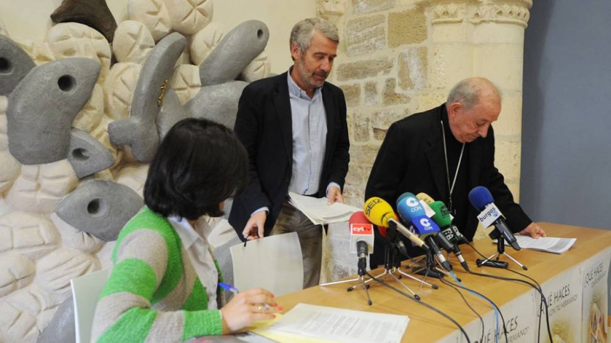 María Gutiérrez, Jorge Simón y Francisco Gil Hellín, ayer, en la presentación de la memoria de 2014.-ISRAEL L. MURILLO
