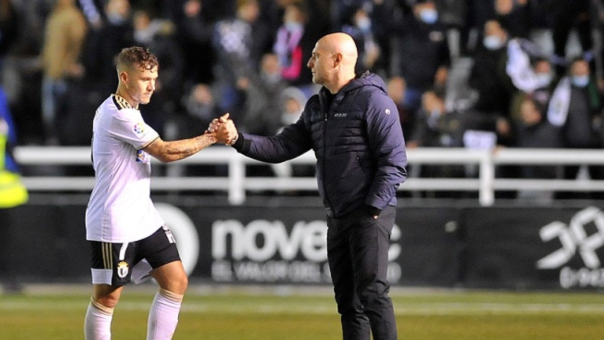 Calero felicita a Juanma al finalizar un partido de la presente temporada. SANTI OTERO