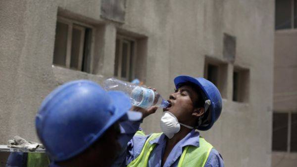 Trabajadores del Nepal en Doha, Qatar, durante un recorrido periodístico organizado por el Gobierno.-Foto: AP