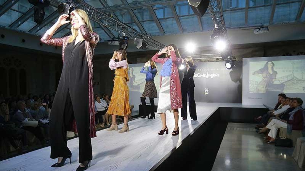 Las modelos en la pasarela escenificaron la danza del spot con el que ElCorte Inglés ha lanzado la campaña.-RAÚL OCHOA