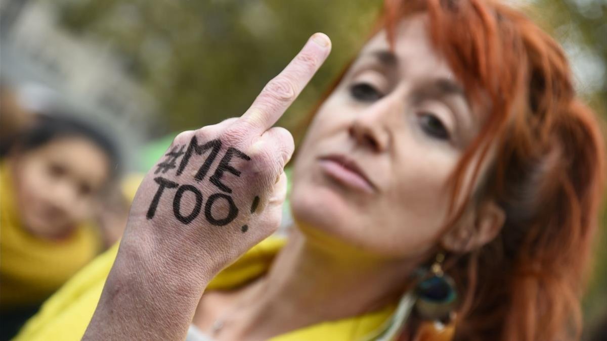 Una mujer muestra su dedo corazón en una manifestación convocada por el colectivo Efront-e-es, en la plaza de la República de París. /-BERTRAND GUAY / AFP
