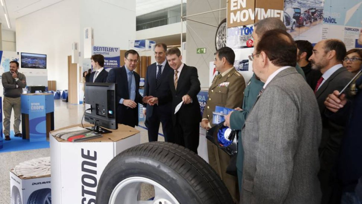 El alcalde, Javier Lacalle, y el presidente de FAE, Miguel Ángel Benavente, pasean por uno de los stand de automoción.-RAÚL G. OCHOA