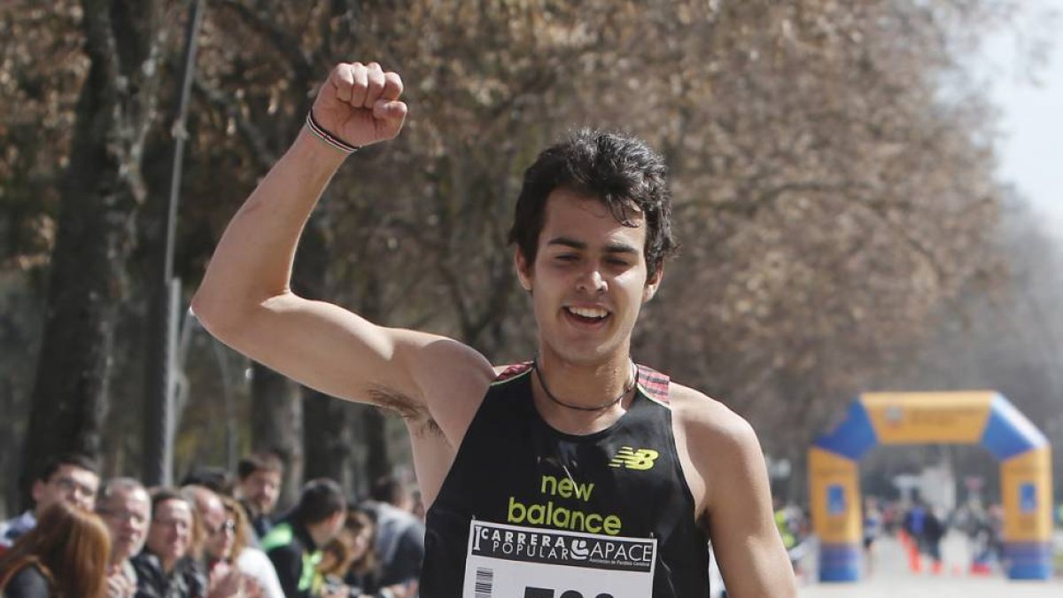 Dani Arce (New Balance) atraviesa en solitario la línea de meta de la Carrera Popular Apace-Raúl G. Ochoa