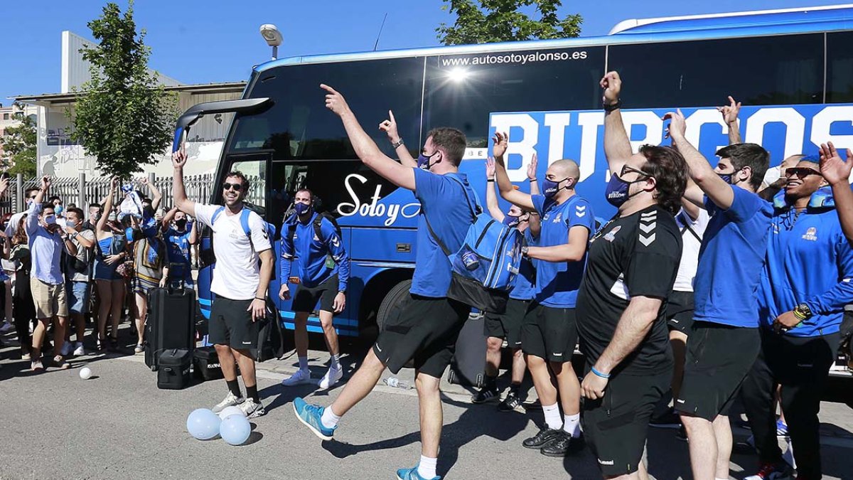 Los jugadores del San Pablo se despiden de su afición tras su regreso de la Fase Final de Valencia. RAÚL G. OCHOA