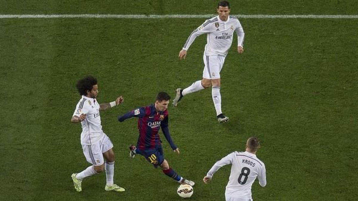 Messi conduce el balón en el último clásico, rodeado de Cristiano, Marcelo y Kroos.-JORDI COTRINA
