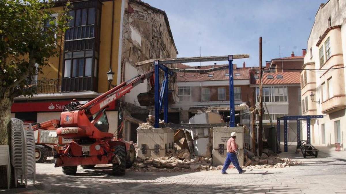 La caída de la fachada fue parcialmente frenada por el apuntalamiento-G.G.