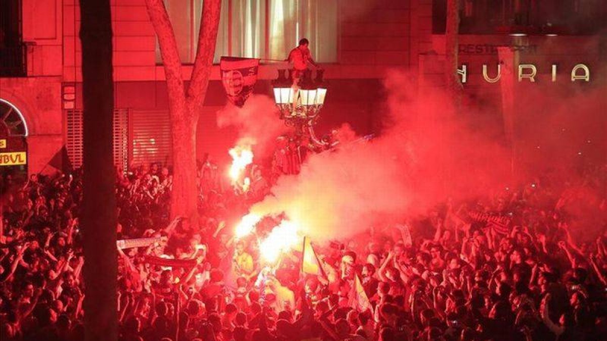 La fiesta por el título de Liga azulgrana en Canaletes.-Foto: FERRAN NADEU