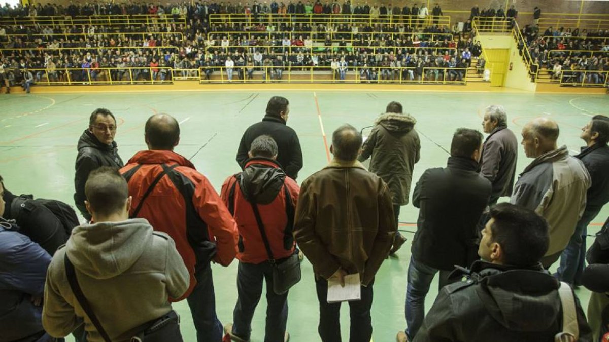 Los miembros del Comité de Empresa explican los pormenores del acuerdo ante los trabajadores reunidos en el Polideportivo Carlos Serna.-SANTI OTERO