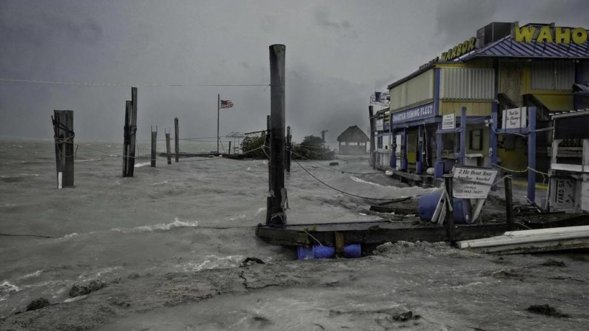 El fuerte oleaje originado por el Irma ha golpeado los muelles de Whale harbour en los Cayos de Florida provocando importantes daños-AFP / GASTON DE CARDENAS