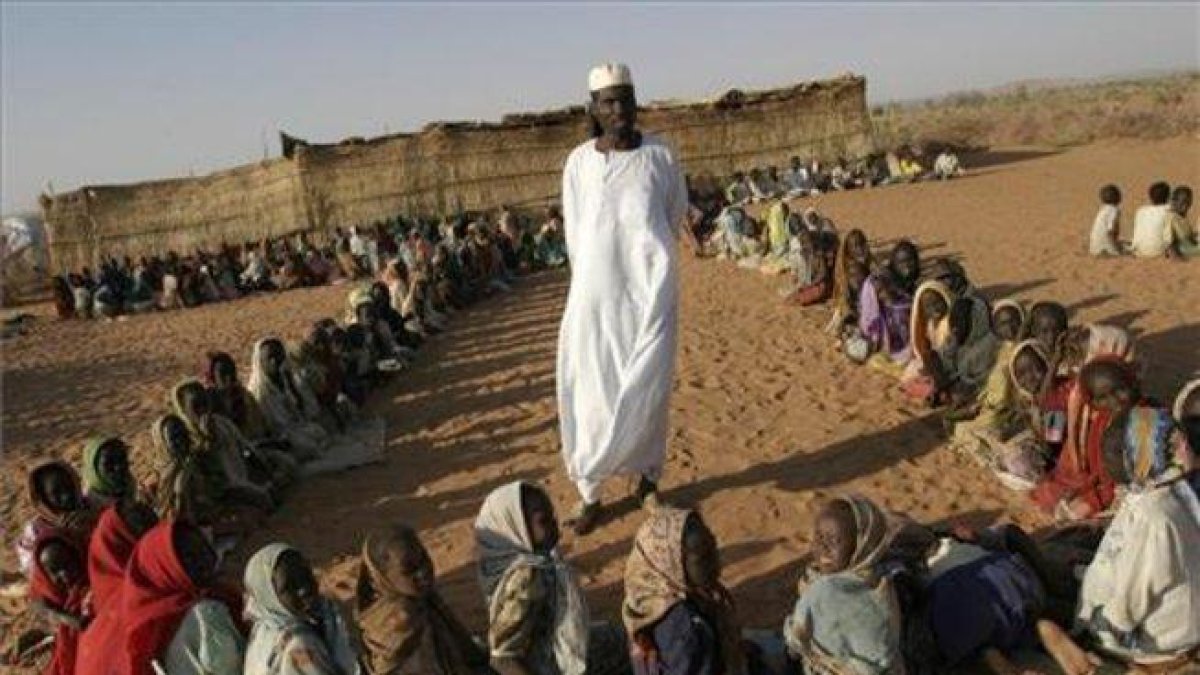 Una escuela en los campamentos de refugiados de Darfur, en Sudán.-AP / JOSE CENDON