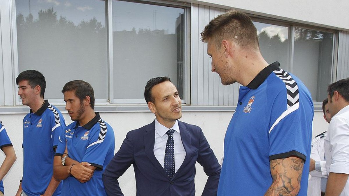 Félix Sancho, presidente del CB Miraflores, charla ayer con Javi Vega.-SANTI OTERO