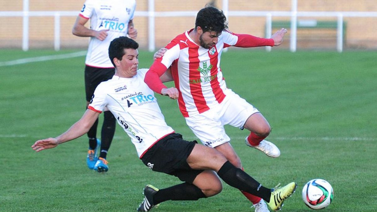 Mario frena el avance de un jugador del Zamora, ayer, en elLuis PérezArribas.-ISRAEL L. MURILLO