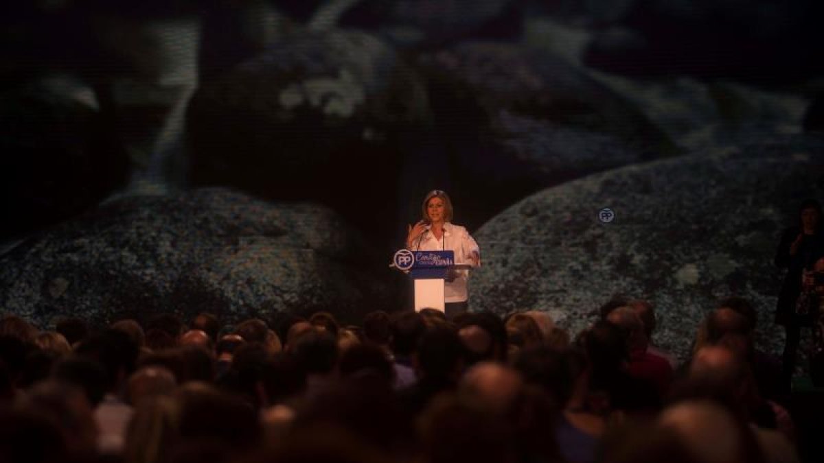La secretaria general del Partido Popular, María Dolores de Cospedal, durante la inauguración esta tarde de la Convención Nacional del PP que se celebra este fin de semana en Sevilla.-EFE