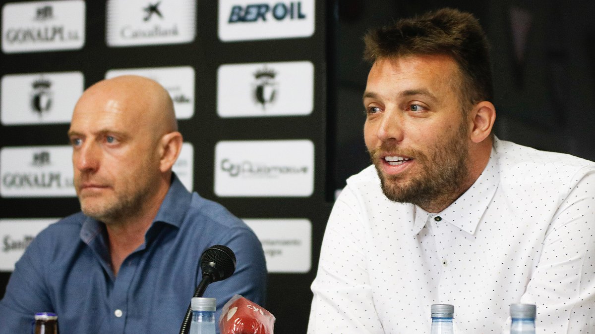 Julián Calero y Miguel Pérez Cuesta ‘Michu’ durante la presentación del técnico madrileño. BURGOS CF