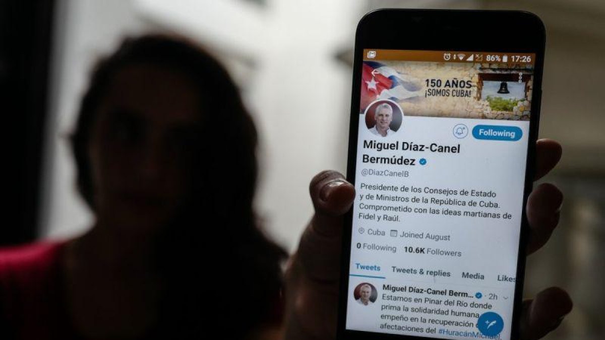 En su biografía en Twitter, Díaz-Canel se dice comprometido con las ideas martianas (del héroe nacional José Martí) de Fidel y de Raúl.-AFP