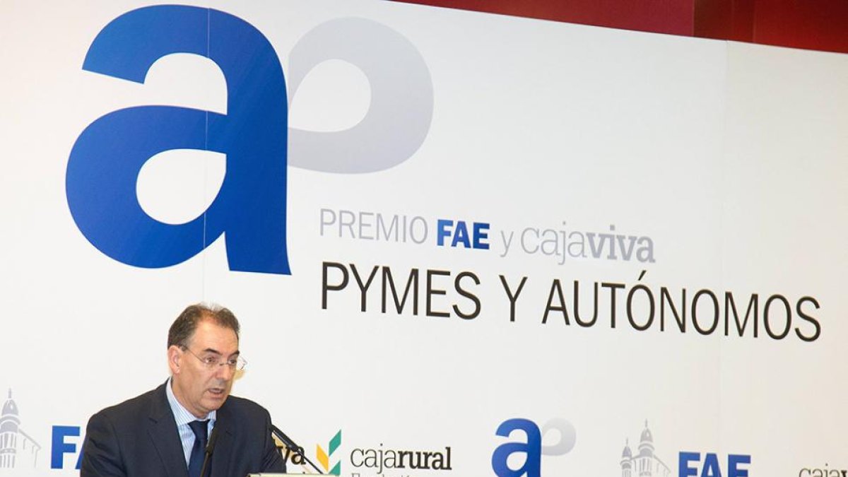 El presidente de FAE en la entrega de los premios a los autónomos.-ICAL