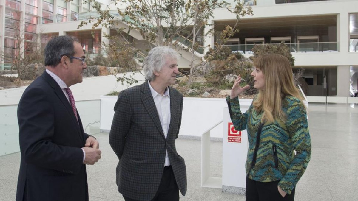 En el centro, Arsuaga, junto a el delagado, Baudilio Fernández Mardomingo, y Mar Sancho.-ISRAEL L. MURILLO