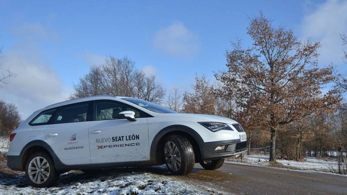 El Seat León Xperience parte de una carrocería familiar, pero su altura permite adentrarse en terrenos montañosos y carreteras complicadas saliendo muy bien parado.-HÉCTOR FUSTEL