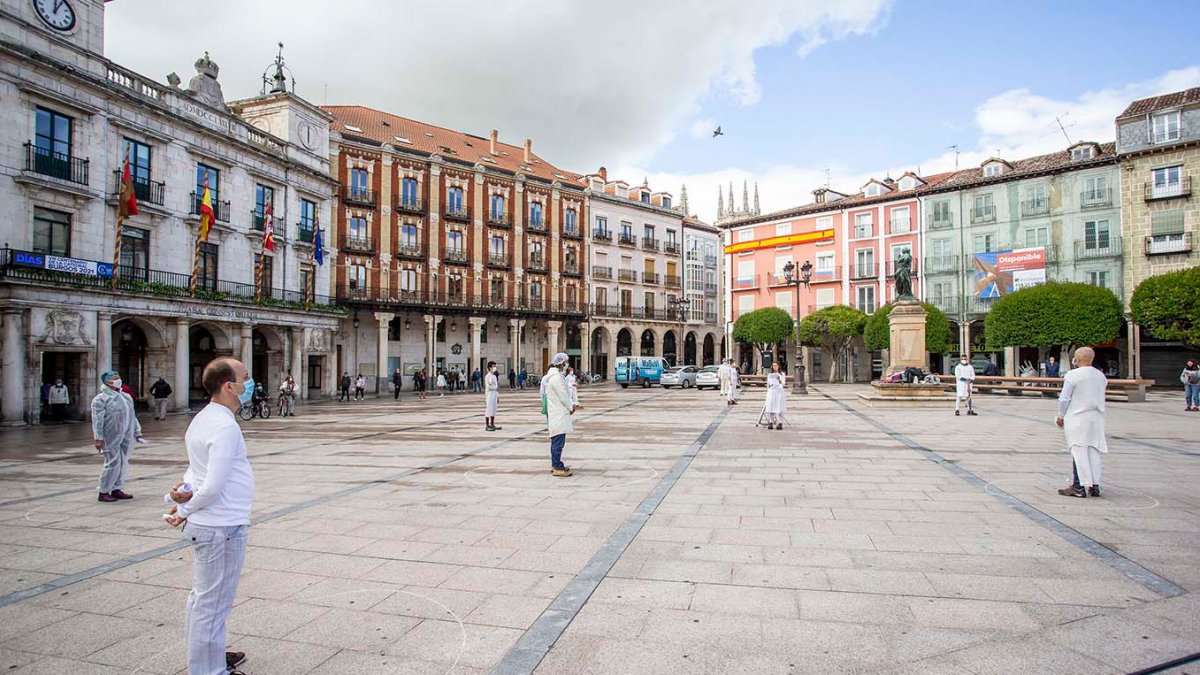Los participantes realizaron una curiosa performance, a las 12 del mediodía, en la Plaza Mayor. / SANTI OTERO