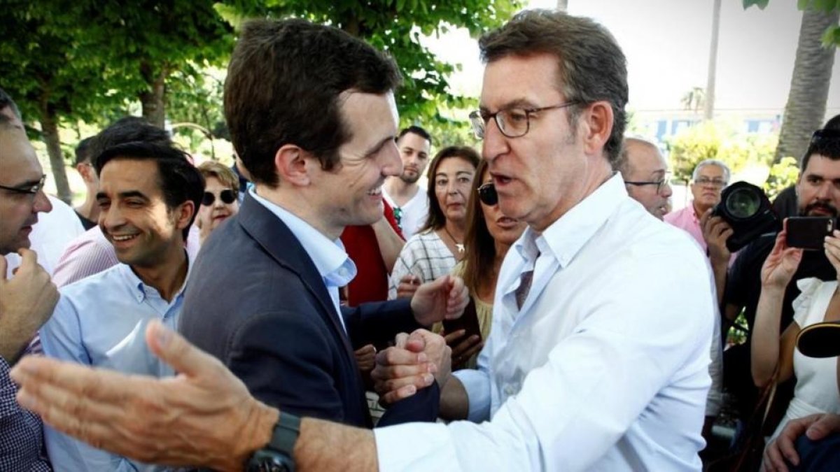 Feijóo y Casado, en el acto de campaña en A Coruña.-EFE / CABALAR