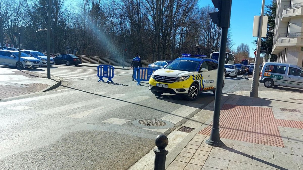 Policía Local en un paso de cebra en la avenida Arlanzón. ECB