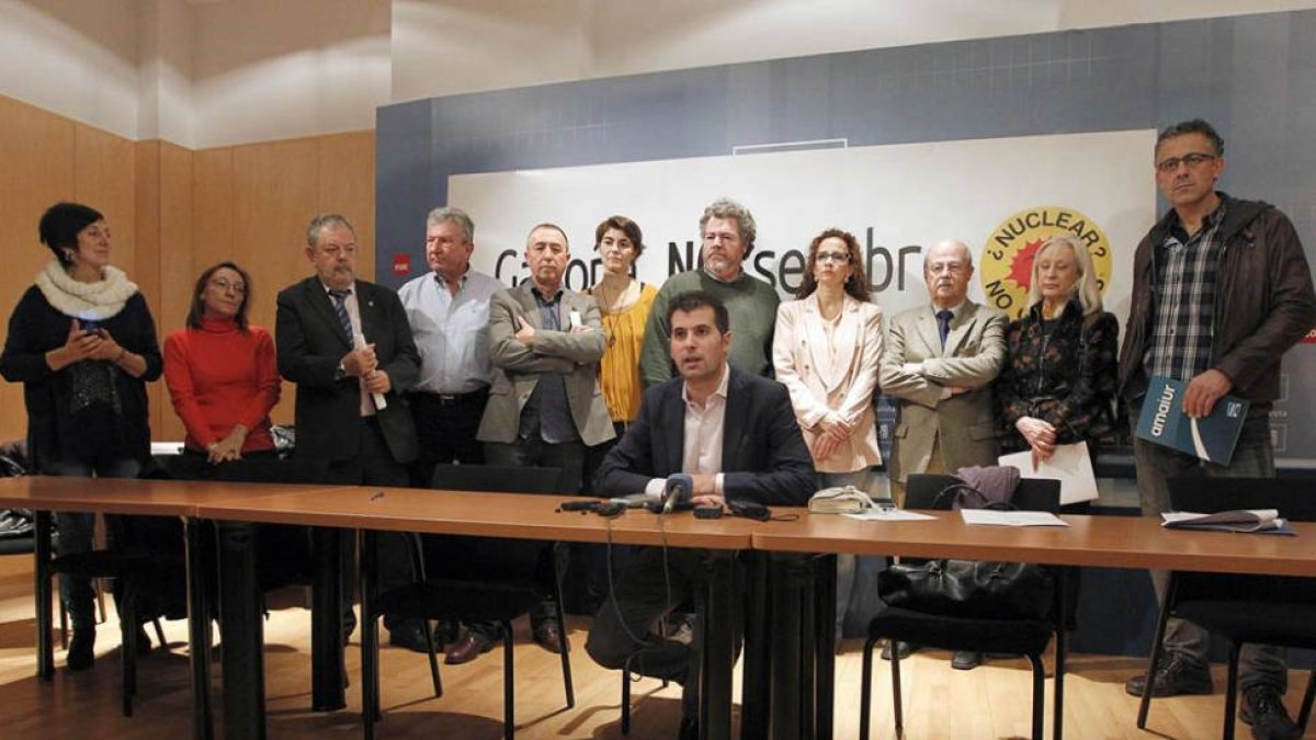 Luis Tudanca en compañía de representantes de los grupos que apoyan su propuesta.-ICAL