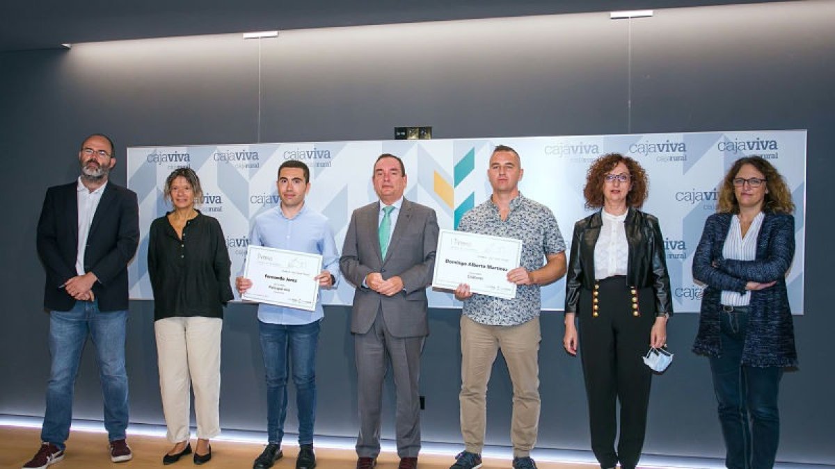 Foto de familia de los premiados junto a los organizadores y los miembros del jurado. TOMÁS ALONSO