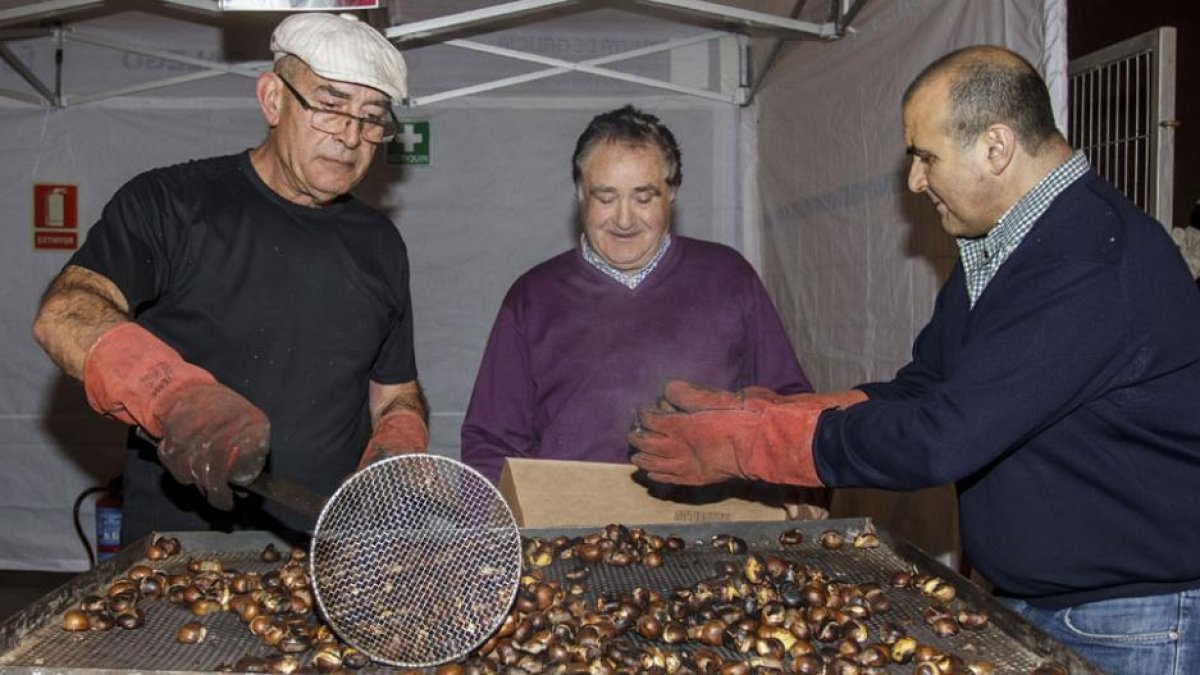 Preparando las castañas asadas, ayer, en el Centro Galego de Burgos.-SANTI OTERO