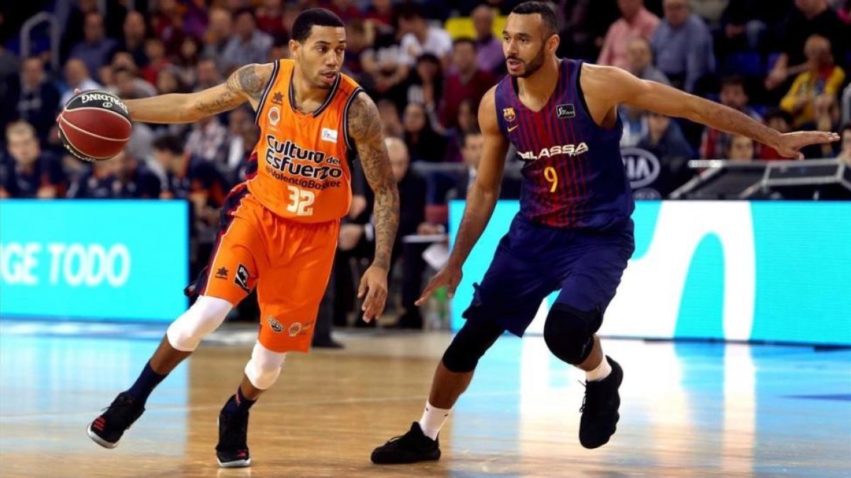 Hanga persigue a Green en el Barça-Valencia de este domingo.-EFE / TONI ALBIR
