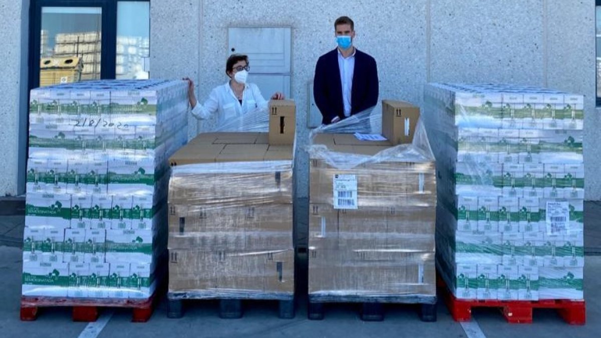 David Suárez, Relaciones Externas de Mercadona en Burgos, durante la entrega de la mercancía.