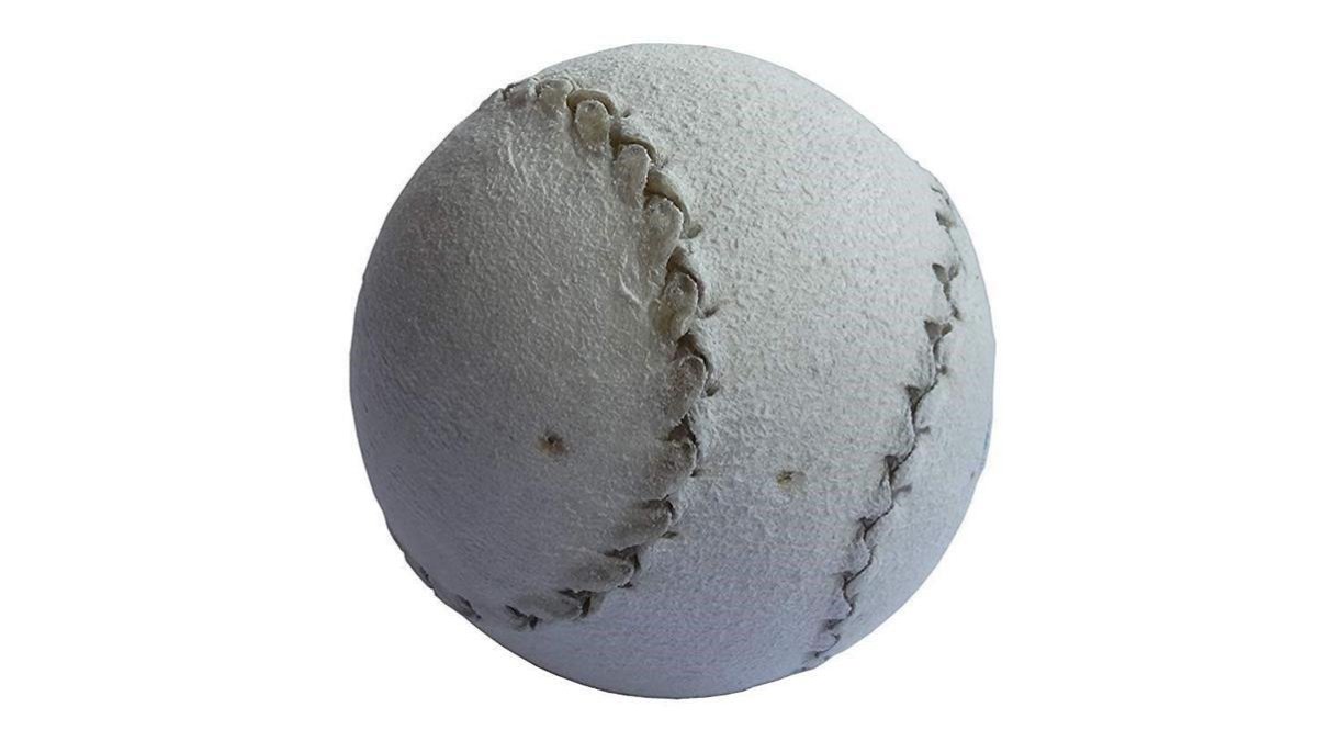 Una pelota vasca: núcleo de madera, hilo de oveja latxa y dos piezas de piel con forma de 8.-