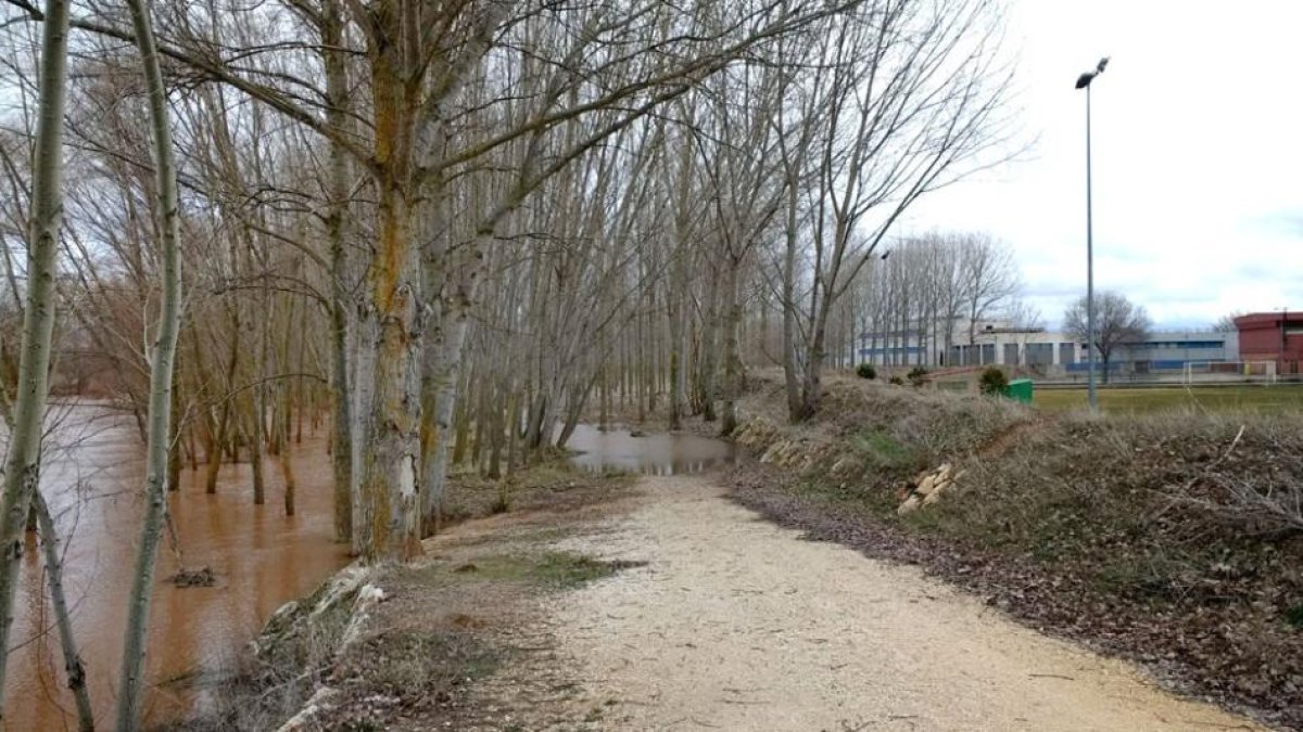 A la derecha se ven el instituto y el colegio de Lerma, los cuales resultaron inundados por las aguas del Arlanza hace dos años.-ECB