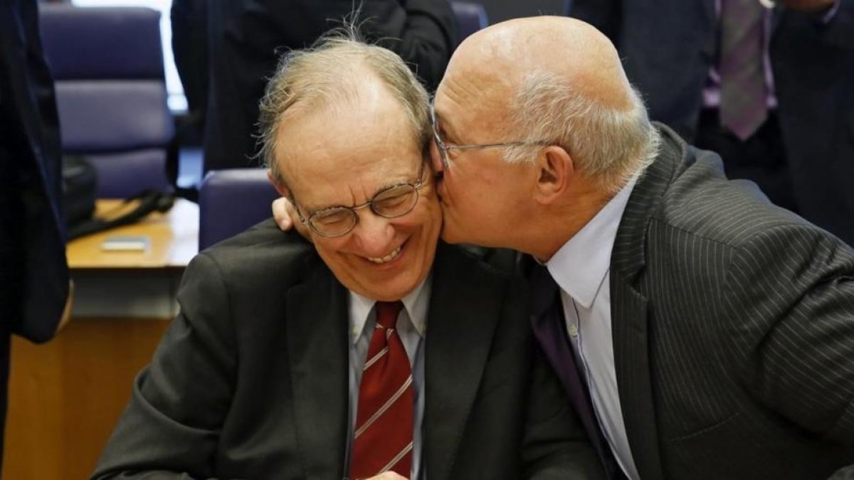 os ministros de Economía de Italia, Pier Carlo Padoan, y de Francia, Michel Sapin.-EFE / JULIEN WARNAND