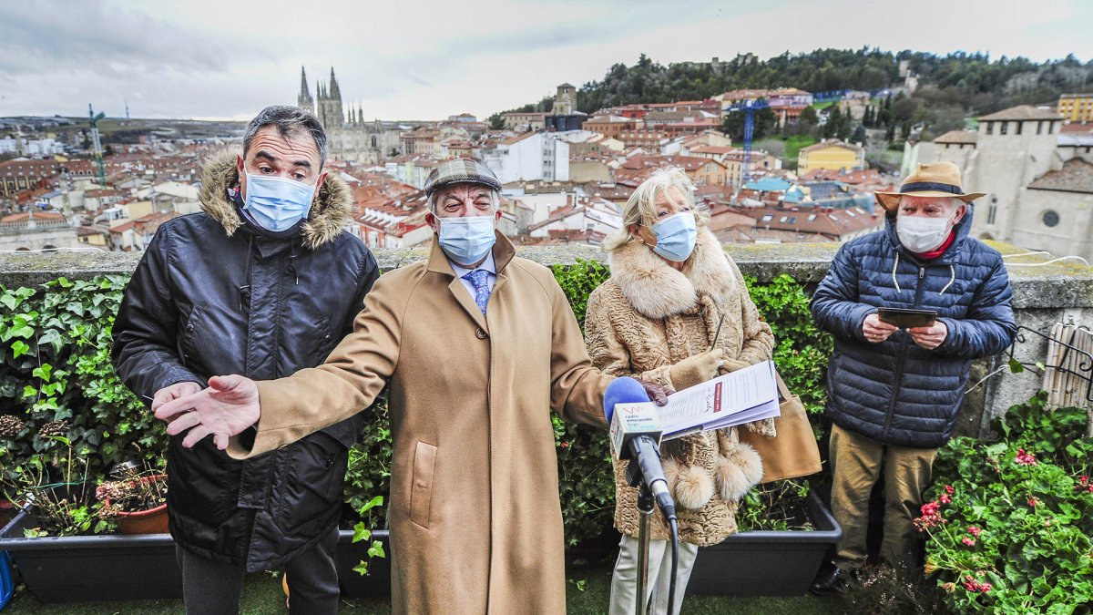 La Pascuala se trasladó a la terraza de Radio Evolución con Burgos a sus pies. I. L. MURILLO
