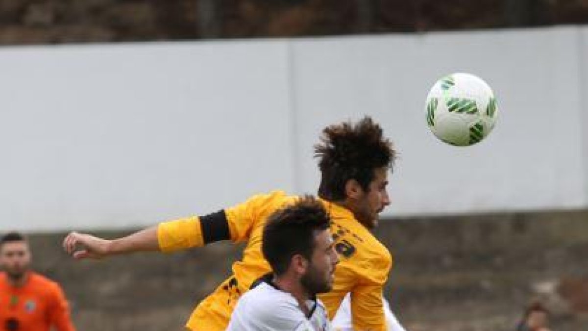 Andrés despeja un balón en el choque ante el Tudelano.-DIARIO DE NAVARRA