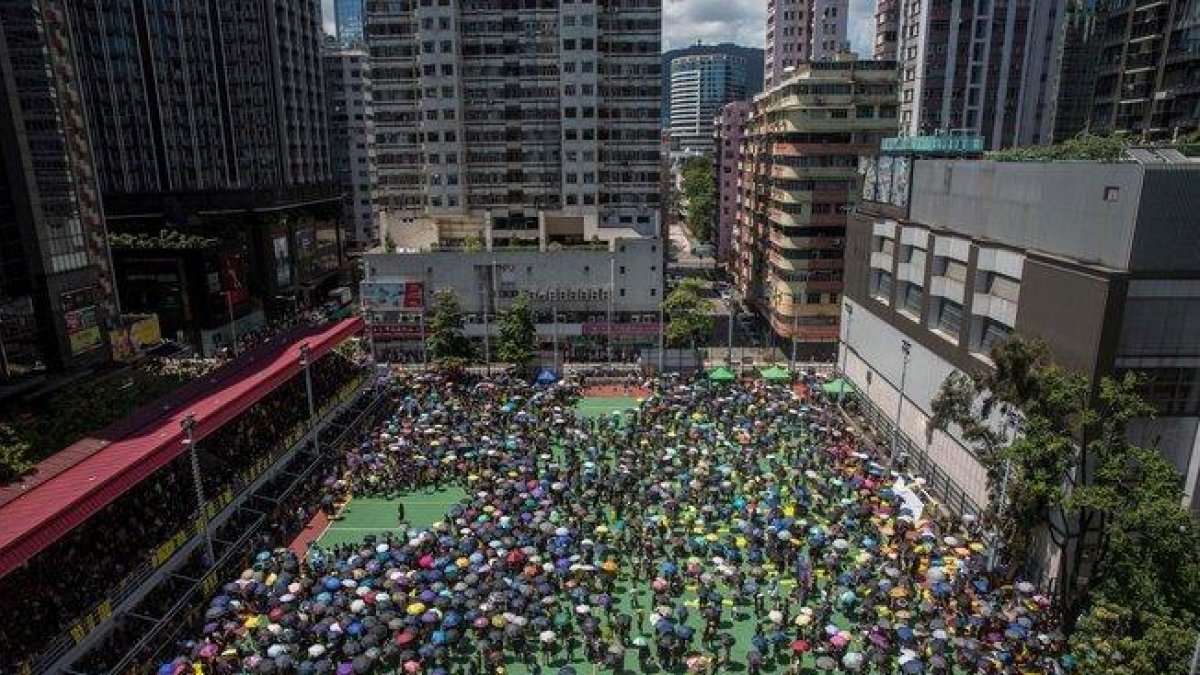 Manifestantes en una de las protestas convocadas este lunes, jornada de huelga generan en Hong Kong.-AFP